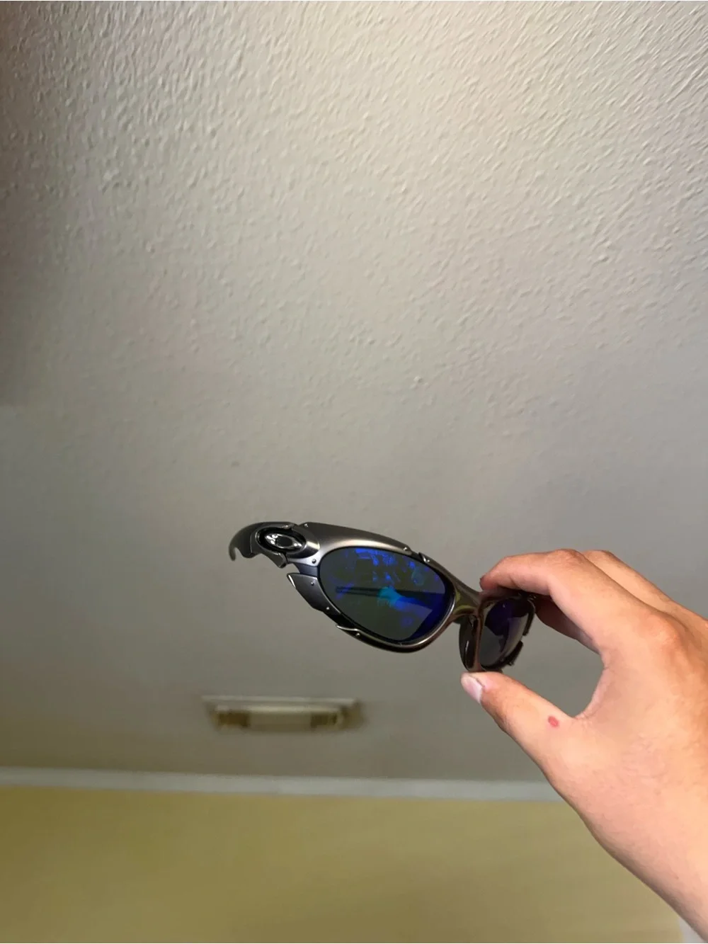 Oakley Metallic Gunmetal Frame Blue Mirrored Lens Sunglasses oak